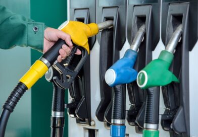 Combustibles bajarán entre uno y tres pesos a partir de mañana