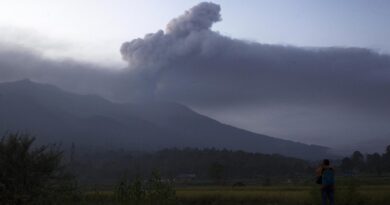 Suben a 23 los muertos en el volcán indonesio tras hallar el último alpinista desaparecido