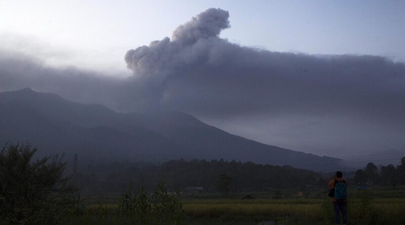 Suben a 23 los muertos en el volcán indonesio tras hallar el último alpinista desaparecido