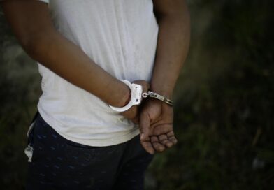 Policía apresa en flagrante delito a hombre acusado de ultimar a su expareja en La Zurza, DN Policía apresa en flagrante delito a hombre acusado de ultimar a su expareja en La Zurza, DN