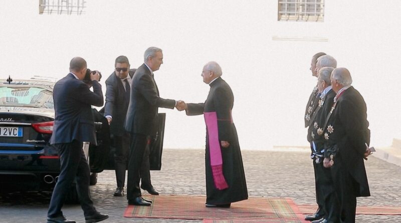 Abinader se reunió 30 minutos con el papa y le regaló un rosario de larimar dominicano