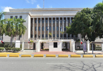 Ministro Luis Miguel De Camps condena agresión contra conductor del TRAE en SDO Educación anuncia una subida del 8 % al salario de los maestros