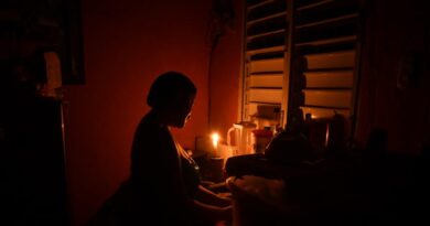 Miles de personas sin luz en RD a causa de los efectos del huracán Beryl