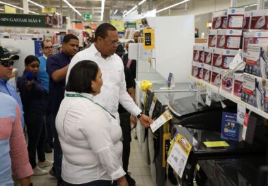 Director de Pro Consumidor supervisa cumplimiento de ofertas durante jornada del Viernes Negro