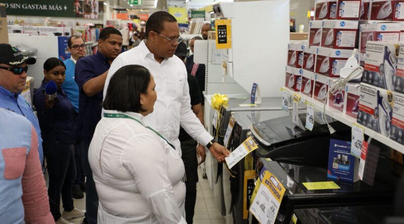 Director de Pro Consumidor supervisa cumplimiento de ofertas durante jornada del Viernes Negro