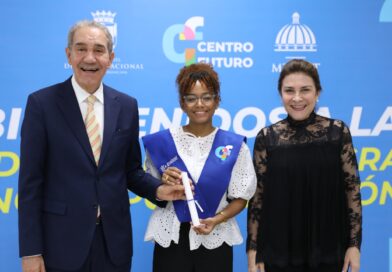 Carolina y MESCyT gradúan a 41 estudiantes del Inglés por Inmersión en Centro Futuro