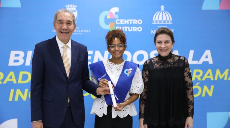 Carolina y MESCyT gradúan a 41 estudiantes del Inglés por Inmersión en Centro Futuro