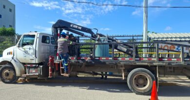 Un operativo ejecutado por la Empresa Distribuidora de Electricidad del Este (EDEESTE) culminó con el desmantelamiento de un transformador exclusivo instalado de forma irregular para suplir energía a propiedades vinculadas al reconocido expelotero de Grandes Ligas, Alfonso Soriano, en el municipio de Quisqueya. La distribuidora indicó que Soriano mantenía desde años anteriores dos contratos residenciales regulares, correspondientes a viviendas que en su momento respondían a un perfil de consumo doméstico. No obstante, con el paso del tiempo, una de las propiedades fue transformada en una mansión de gran tamaño y otra pasó a operar como un edificio comercial que alberga un gimnasio de alta demanda energética, además de otros locales, sin que se solicitara a EDEESTE la actualización contractual ni la tramitación del proyecto de interconexión en media tensión exigido por la normativa eléctrica vigente. Ante el aumento considerable del consumo, que según las mediciones proyectadas ronda los 14,000 kilovatios hora mensuales, el cliente procedió, sin autorización, a la instalación de un transformador exclusivo conectado directamente a la red de media tensión, sin contar con la aprobación técnica correspondiente, lo que motivó la intervención de la distribuidora tras agotar evaluaciones internas y recomendaciones de las áreas de Regulación, Ingeniería y Normas Técnicas. De acuerdo con informaciones técnicas, mientras las propiedades se mantenían bajo contratos residenciales regulares, el pago mensual conjunto ascendía aproximadamente a 7 mil pesos. Sin embargo, en su condición real de consumo, correspondiente a la tarifa MTD-1 como gran cliente, con un transformador exclusivo de 50 kVA, la facturación estimada por ese nivel de demanda eléctrica se aproxima a los 160 mil pesos mensuales, reflejando una diferencia sustancial entre el consumo real y lo efectivamente facturado. El desmantelamiento se produjo en el marco de los trabajos de normalización que EDEESTE desarrolla en el municipio de Quisqueya, provincia San Pedro de Macorís, una de las zonas donde la empresa ha concentrado mayores esfuerzos para reducir los altos niveles de pérdidas, que rondan el 80 %, y ordenar el sistema eléctrico. En este proceso, la distribuidora ha enfrentado serias trabas por parte de actores políticos locales renuentes a las acciones de regularización, registrándose además casos de destrucción de medidores, obstrucción de brigadas y resistencia abierta a la normalización de clientes. De acuerdo con los protocolos establecidos, el operativo en las propiedades del expelotero incluyó acompañamiento técnico, legal y notarial, así como la suspensión del contrato correspondiente, manteniéndose vigilancia permanente para evitar nuevas interconexiones irregulares. El caso ha generado comentarios dentro del sector eléctrico al tratarse de una figura pública, reforzando el mensaje de que los procesos de normalización y cumplimiento regulatorio se están aplicando sin excepciones, incluso en contextos de alta presión social y política. EDEESTE reiteró que la lucha contra el fraude eléctrico constituye una prioridad estratégica para la empresa, no solo por el impacto económico que genera sobre el sistema, sino por las distorsiones que provoca en la calidad y equidad del servicio para los usuarios que cumplen con sus obligaciones. En ese sentido, la distribuidora subrayó que las personas con liderazgo social o influencia en sus comunidades están llamadas a actuar de manera ejemplar, promoviendo el respeto a la legalidad y a las normas que rigen el sector eléctrico, ya que su comportamiento incide directa