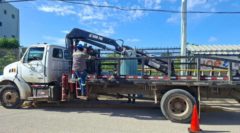 Un operativo ejecutado por la Empresa Distribuidora de Electricidad del Este (EDEESTE) culminó con el desmantelamiento de un transformador exclusivo instalado de forma irregular para suplir energía a propiedades vinculadas al reconocido expelotero de Grandes Ligas, Alfonso Soriano, en el municipio de Quisqueya. La distribuidora indicó que Soriano mantenía desde años anteriores dos contratos residenciales regulares, correspondientes a viviendas que en su momento respondían a un perfil de consumo doméstico. No obstante, con el paso del tiempo, una de las propiedades fue transformada en una mansión de gran tamaño y otra pasó a operar como un edificio comercial que alberga un gimnasio de alta demanda energética, además de otros locales, sin que se solicitara a EDEESTE la actualización contractual ni la tramitación del proyecto de interconexión en media tensión exigido por la normativa eléctrica vigente. Ante el aumento considerable del consumo, que según las mediciones proyectadas ronda los 14,000 kilovatios hora mensuales, el cliente procedió, sin autorización, a la instalación de un transformador exclusivo conectado directamente a la red de media tensión, sin contar con la aprobación técnica correspondiente, lo que motivó la intervención de la distribuidora tras agotar evaluaciones internas y recomendaciones de las áreas de Regulación, Ingeniería y Normas Técnicas. De acuerdo con informaciones técnicas, mientras las propiedades se mantenían bajo contratos residenciales regulares, el pago mensual conjunto ascendía aproximadamente a 7 mil pesos. Sin embargo, en su condición real de consumo, correspondiente a la tarifa MTD-1 como gran cliente, con un transformador exclusivo de 50 kVA, la facturación estimada por ese nivel de demanda eléctrica se aproxima a los 160 mil pesos mensuales, reflejando una diferencia sustancial entre el consumo real y lo efectivamente facturado. El desmantelamiento se produjo en el marco de los trabajos de normalización que EDEESTE desarrolla en el municipio de Quisqueya, provincia San Pedro de Macorís, una de las zonas donde la empresa ha concentrado mayores esfuerzos para reducir los altos niveles de pérdidas, que rondan el 80 %, y ordenar el sistema eléctrico. En este proceso, la distribuidora ha enfrentado serias trabas por parte de actores políticos locales renuentes a las acciones de regularización, registrándose además casos de destrucción de medidores, obstrucción de brigadas y resistencia abierta a la normalización de clientes. De acuerdo con los protocolos establecidos, el operativo en las propiedades del expelotero incluyó acompañamiento técnico, legal y notarial, así como la suspensión del contrato correspondiente, manteniéndose vigilancia permanente para evitar nuevas interconexiones irregulares. El caso ha generado comentarios dentro del sector eléctrico al tratarse de una figura pública, reforzando el mensaje de que los procesos de normalización y cumplimiento regulatorio se están aplicando sin excepciones, incluso en contextos de alta presión social y política. EDEESTE reiteró que la lucha contra el fraude eléctrico constituye una prioridad estratégica para la empresa, no solo por el impacto económico que genera sobre el sistema, sino por las distorsiones que provoca en la calidad y equidad del servicio para los usuarios que cumplen con sus obligaciones. En ese sentido, la distribuidora subrayó que las personas con liderazgo social o influencia en sus comunidades están llamadas a actuar de manera ejemplar, promoviendo el respeto a la legalidad y a las normas que rigen el sector eléctrico, ya que su comportamiento incide directa