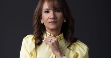 La política, académica y vicepresidenta del PLD, Zoraima Cuello, alertó que el fraude ocurrido en el Seguro Nacional de Salud (SENASA) no puede entenderse únicamente como un caso administrativo o financiero, sino como un golpe directo a la vida y a la tranquilidad de millones de familias dominicanas. Cuello recordó que SENASA no es una oficina más del Estado: es la institución que cuida la salud de 7,615,339 personas, lo que equivale al 71 % de todos los dominicanos, según el Censo 2022. Entre ellos se encuentran: 5,691,341 ciudadanos del régimen subsidiado, muchos de ellos en situación de vulnerabilidad. 1,814,821 trabajadores del régimen contributivo. 109,177 jubilados y pensionados que dependen de medicamentos y atenciones para vivir con dignidad. “Cuando una institución que protege a siete de cada diez dominicanos se ve afectada por un esquema fraudulento, no hablamos de cifras: hablamos de personas, de vidas que pueden cambiar en un instante”, expresó Cuello. “La salud no se corrige con dinero, y el tiempo perdido tampoco” La dirigente política afirmó que ningún reembolso, investigación o sanción económica podrá devolverle a las familias las noches de angustia, los diagnósticos retrasados o las cirugías pospuestas. “La salud no se corrige con dinero. El dolor de una madre que espera una autorización, el temor de un paciente oncológico que necesita su medicamento, o el cansancio de un adulto mayor que depende de un tratamiento, no se compensan con ninguna cifra”, señaló. El impacto emocional y humano del fraude Cuello manifestó que miles de dominicanos pudieron haber sufrido retrasos en procedimientos urgentes, interrupciones en tratamientos, medicamentos no despachados o atenciones pospuestas. “Para quienes viven esto en carne propia, la espera no es un trámite: es miedo. Y el miedo desgasta la vida”, afirmó. Los prestadores también sufrieron el golpe La vicepresidenta del PLD subrayó que clínicas, médicos y centros especializados también vivieron meses —incluso años— de retrasos en pagos y distorsiones financieras que afectaron su capacidad de atender adecuadamente. “Cuando se afecta la red de prestadores, se afecta la calidad de la atención que recibe la gente. La salud no funciona sin confianza: ni del paciente, ni del médico”, añadió. Una falla en cadena que dejó a la ciudadanía desprotegida Cuello enfatizó que SENASA no actúa solo; depende de un conjunto de instituciones que debieron advertir irregularidades y evitar daños mayores. “Si un esquema fraudulento opera durante años sin ser detectado, fallaron los controles internos, la regulación, la supervisión financiera y la gestión pública. Y cuando fallan todos los niveles, quien queda desprotegida es la gente”, sostuvo. Propuesta para que nunca vuelva a ocurrir Como parte de su llamado a una reforma institucional seria, Cuello propuso: Controles internos modernizados, con verificaciones en tiempo real. Mayor independencia y capacidad tecnológica en la supervisión regulatoria. Auditorías externas permanentes, preventivas y transparentes. “Un Estado tiene que proteger, no fallar”, aseguró.  Finalmente, Cuello recordó que la salud es el derecho más sensible de todos, porque toca la vida y el futuro de cada familia. “Los fondos pueden recuperarse. Lo que no vuelve es el tiempo perdido, la salud deteriorada o el miedo con el que tantas personas vivieron mientras esperaban una respuesta. Nuestro país merece instituciones que cuiden, respeten y protejan. Es hora de enderezar el rumbo con integridad y un compromiso auténtico con la vida humana.”