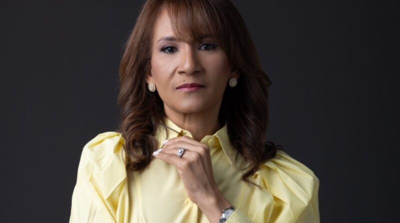 La política, académica y vicepresidenta del PLD, Zoraima Cuello, alertó que el fraude ocurrido en el Seguro Nacional de Salud (SENASA) no puede entenderse únicamente como un caso administrativo o financiero, sino como un golpe directo a la vida y a la tranquilidad de millones de familias dominicanas. Cuello recordó que SENASA no es una oficina más del Estado: es la institución que cuida la salud de 7,615,339 personas, lo que equivale al 71 % de todos los dominicanos, según el Censo 2022. Entre ellos se encuentran: 5,691,341 ciudadanos del régimen subsidiado, muchos de ellos en situación de vulnerabilidad. 1,814,821 trabajadores del régimen contributivo. 109,177 jubilados y pensionados que dependen de medicamentos y atenciones para vivir con dignidad. “Cuando una institución que protege a siete de cada diez dominicanos se ve afectada por un esquema fraudulento, no hablamos de cifras: hablamos de personas, de vidas que pueden cambiar en un instante”, expresó Cuello. “La salud no se corrige con dinero, y el tiempo perdido tampoco” La dirigente política afirmó que ningún reembolso, investigación o sanción económica podrá devolverle a las familias las noches de angustia, los diagnósticos retrasados o las cirugías pospuestas. “La salud no se corrige con dinero. El dolor de una madre que espera una autorización, el temor de un paciente oncológico que necesita su medicamento, o el cansancio de un adulto mayor que depende de un tratamiento, no se compensan con ninguna cifra”, señaló. El impacto emocional y humano del fraude Cuello manifestó que miles de dominicanos pudieron haber sufrido retrasos en procedimientos urgentes, interrupciones en tratamientos, medicamentos no despachados o atenciones pospuestas. “Para quienes viven esto en carne propia, la espera no es un trámite: es miedo. Y el miedo desgasta la vida”, afirmó. Los prestadores también sufrieron el golpe La vicepresidenta del PLD subrayó que clínicas, médicos y centros especializados también vivieron meses —incluso años— de retrasos en pagos y distorsiones financieras que afectaron su capacidad de atender adecuadamente. “Cuando se afecta la red de prestadores, se afecta la calidad de la atención que recibe la gente. La salud no funciona sin confianza: ni del paciente, ni del médico”, añadió. Una falla en cadena que dejó a la ciudadanía desprotegida Cuello enfatizó que SENASA no actúa solo; depende de un conjunto de instituciones que debieron advertir irregularidades y evitar daños mayores. “Si un esquema fraudulento opera durante años sin ser detectado, fallaron los controles internos, la regulación, la supervisión financiera y la gestión pública. Y cuando fallan todos los niveles, quien queda desprotegida es la gente”, sostuvo. Propuesta para que nunca vuelva a ocurrir Como parte de su llamado a una reforma institucional seria, Cuello propuso: Controles internos modernizados, con verificaciones en tiempo real. Mayor independencia y capacidad tecnológica en la supervisión regulatoria. Auditorías externas permanentes, preventivas y transparentes. “Un Estado tiene que proteger, no fallar”, aseguró.  Finalmente, Cuello recordó que la salud es el derecho más sensible de todos, porque toca la vida y el futuro de cada familia. “Los fondos pueden recuperarse. Lo que no vuelve es el tiempo perdido, la salud deteriorada o el miedo con el que tantas personas vivieron mientras esperaban una respuesta. Nuestro país merece instituciones que cuiden, respeten y protejan. Es hora de enderezar el rumbo con integridad y un compromiso auténtico con la vida humana.”