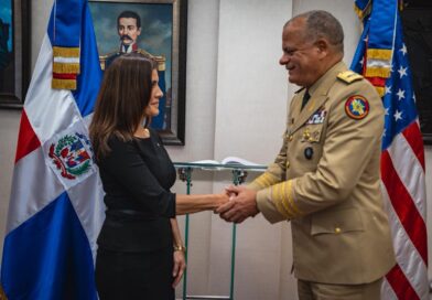 Embajadora de los Estados Unidos realiza visita oficial al ministro de Defensa Embajadora de los Estados Unidos realiza visita oficial al ministro de Defensa