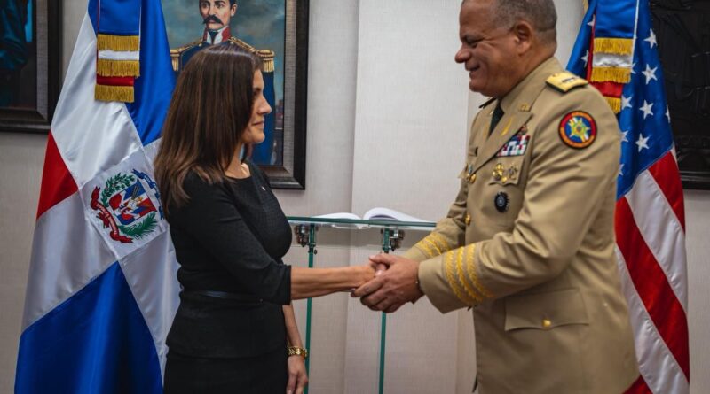 Embajadora de los Estados Unidos realiza visita oficial al ministro de Defensa Embajadora de los Estados Unidos realiza visita oficial al ministro de Defensa