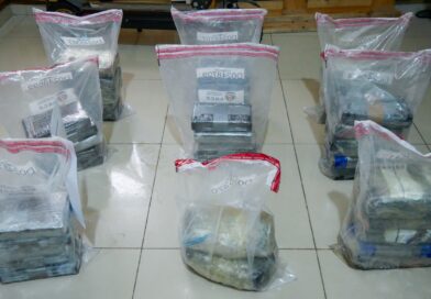 Autoridades intervienen embarcación con 42 paquetes de presunta cocaína