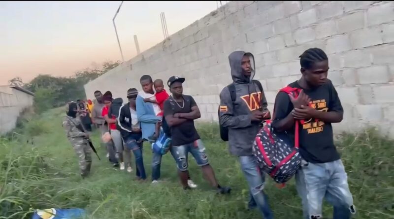 Con unidades de drones Ejército localiza y detiene a 22 nacionales haitianos indocumentados en Dajabón