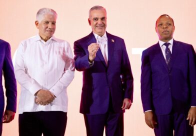 Abinader recibe la primera nueva Licencia de Conducir Abinader recibe la primera nueva Licencia de Conducir