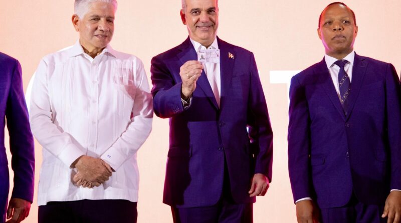 Abinader recibe la primera nueva Licencia de Conducir Abinader recibe la primera nueva Licencia de Conducir