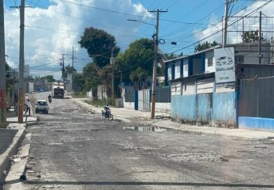 Denuncian mal estado de calle principal en el sector Los Casabes, SDN Denuncian mal estado de calle principal en el sector Los Casabes, SDN