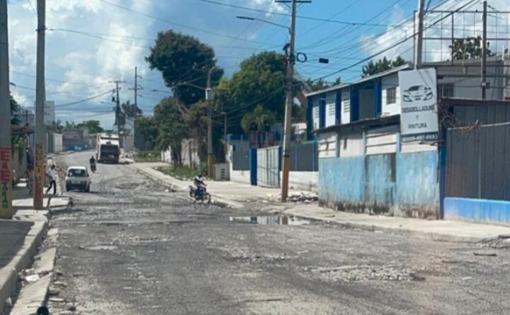 Denuncian mal estado de calle principal en el sector Los Casabes, SDN Denuncian mal estado de calle principal en el sector Los Casabes, SDN