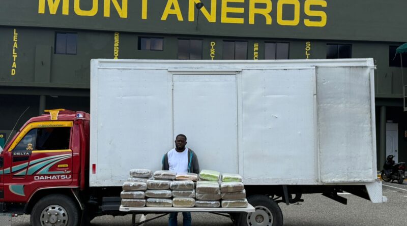 Ejército detiene hombre con 35 pacas de presunta marihuana ocultas en camión en San Juan de la Maguana