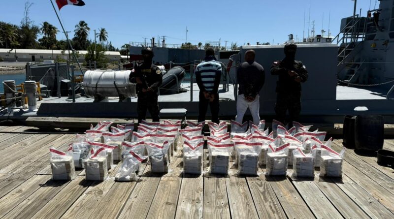 Detienen dos personas con 261 paquetes de presunta cocaína en Baní Detienen dos personas con 261 paquetes de presunta cocaína en Baní