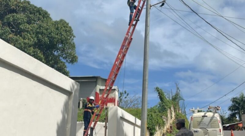 Edeeste desmantela conexión irregular en el Ayuntamiento de El Cedro de Miches y en residencia de la alcaldesa