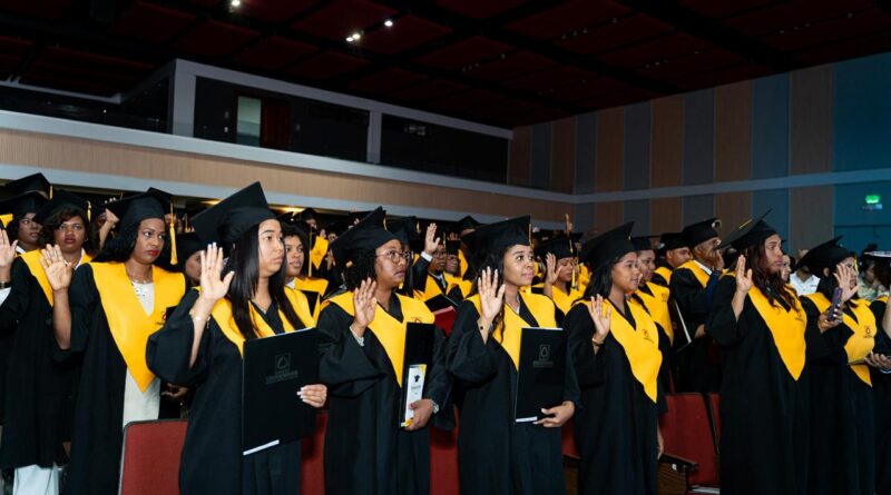 UNIREMHOS gradúa a 637 profesionales y llama a la unidad nacional para impulsar reforma educativa UNIREMHOS gradúa a 637 profesionales y llama a la unidad nacional para impulsar reforma educativa