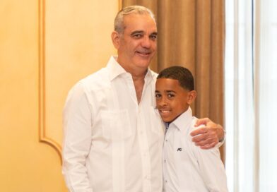 Presidente recibe al destacado estudiante Hensel Aquino García