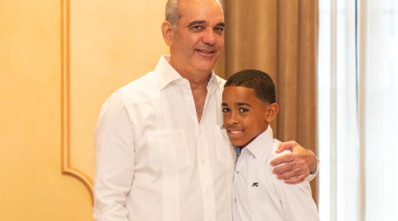 Presidente recibe al destacado estudiante Hensel Aquino García