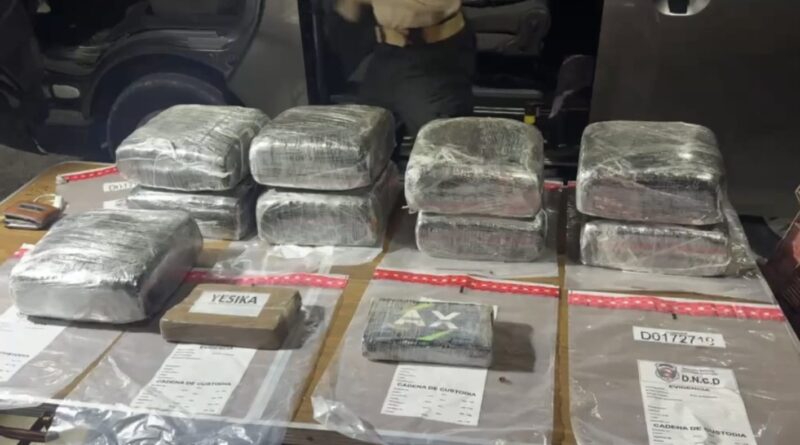 Arrestan raso con 90 libras de marihuana y dos paquetes de cocaína en Barahona Arrestan raso con 90 libras de marihuana y dos paquetes de cocaína en Barahona