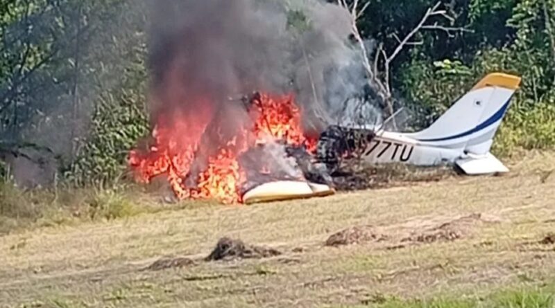 Dos lesionados al precipitarse una avioneta en Dajabón