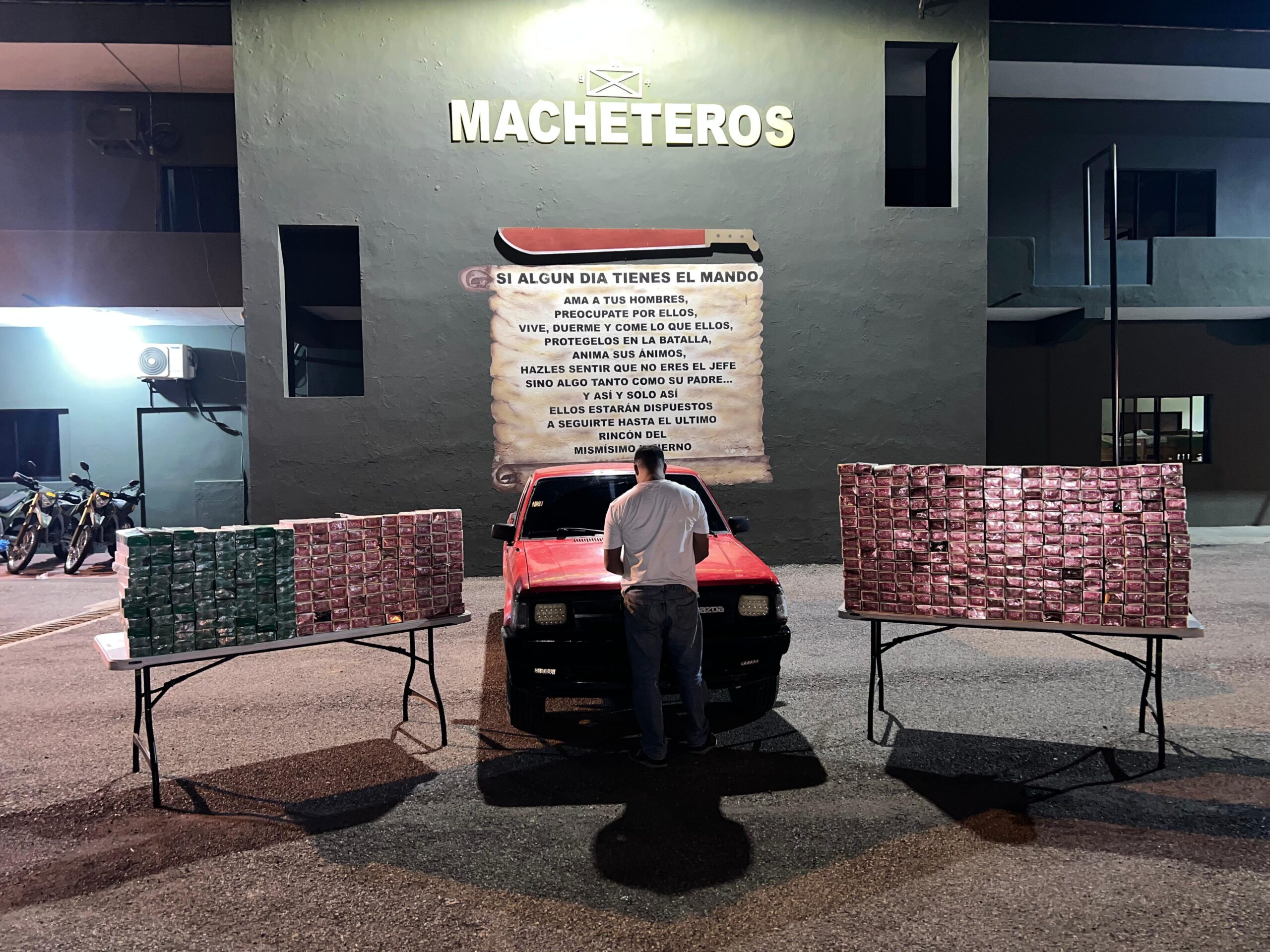 Ejército detiene hombre ocultaba 93,000 cigarrillos de contrabando en una camioneta en Valverde