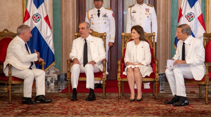 Abinader recibe cartas credenciales de seis nuevos embajadores