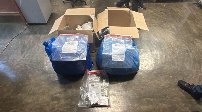 Incautan dos fundas llenas de marihuana en el AILA