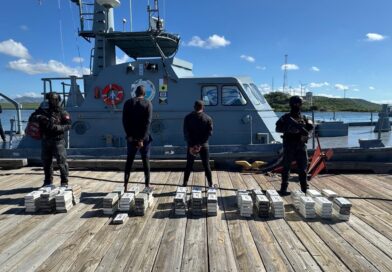 Interceptan dos hombres a bordo de lancha con 151 paquetes de presunta cocaína