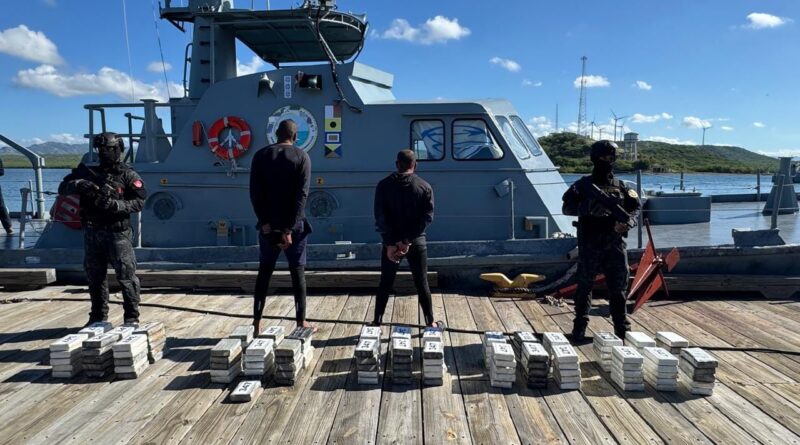 Interceptan dos hombres a bordo de lancha con 151 paquetes de presunta cocaína