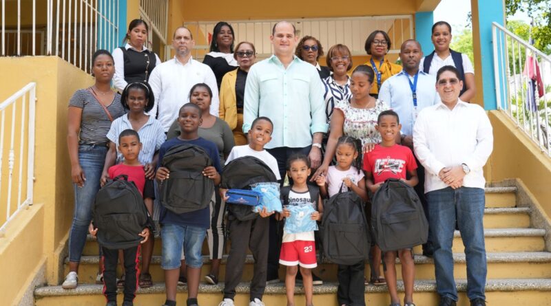 INABIE entrega útiles escolares a estudiantes afectados por lluvias