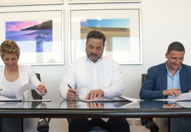 Ministerio de Medio Ambiente firma acuerdo con Iberostar Hotels & Resorts para proteger ecosistemas costeros en el país