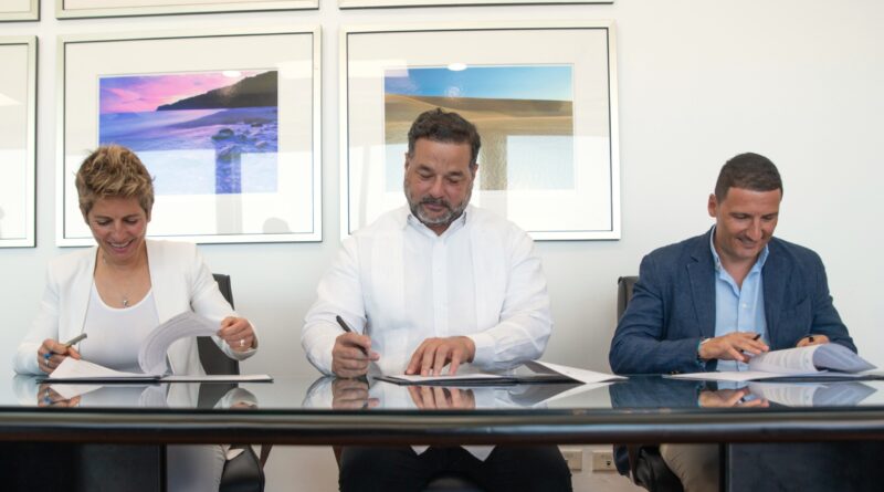 Ministerio de Medio Ambiente firma acuerdo con Iberostar Hotels & Resorts para proteger ecosistemas costeros en el país