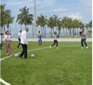 Abinader estrena cancha de fútbol en el Malecón Deportivo