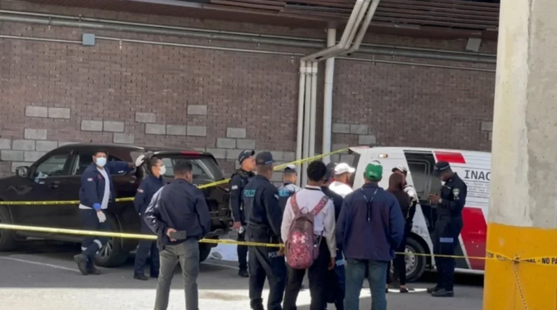 Un hombre muere tras caer desde el cuarto piso de una plaza comercial en la capital