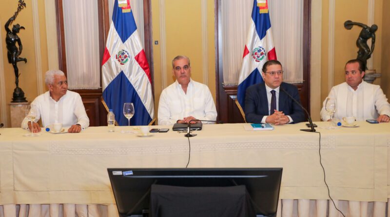 Gobierno dispone mesa permanente con transportistas para mitigar alza de combustibles y evitar aumentos en el pasaje