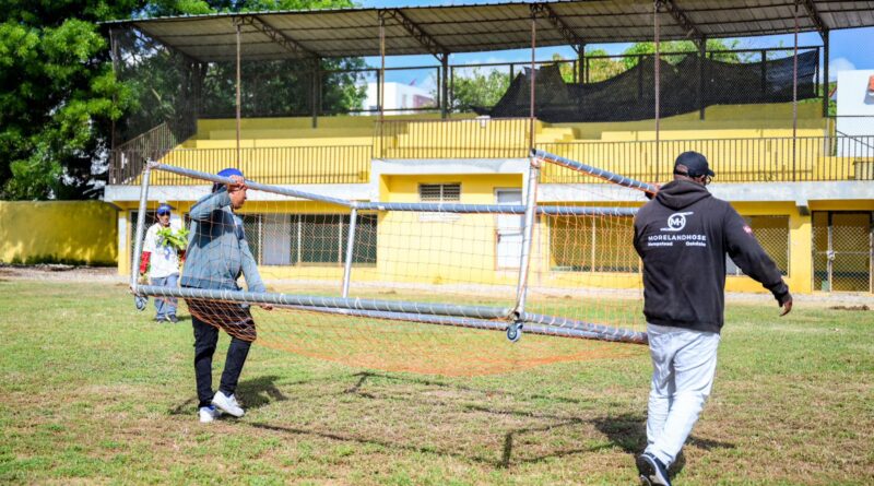 Ayuntamiento de Santiago recupera estadio de béisbol infantil del sector El Despertar