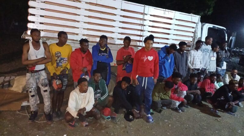 Ejército detiene hombre que ocultaba 24 haitianos indocumentados en un camión en San Juan de la Maguana