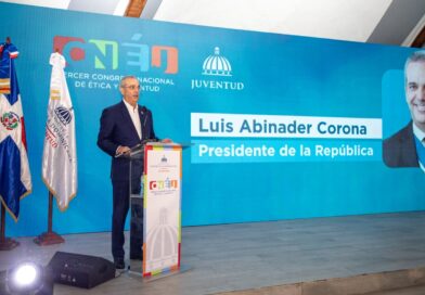 Abinader llama a los jóvenes a ser guardianes de la ética y se autodenomina presidente del Sistema Nacional de Ética Juvenil