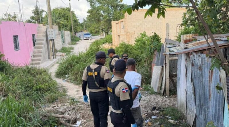Arrestan 10 personas e incautan más de 1,400 gramos de drogas en Verón