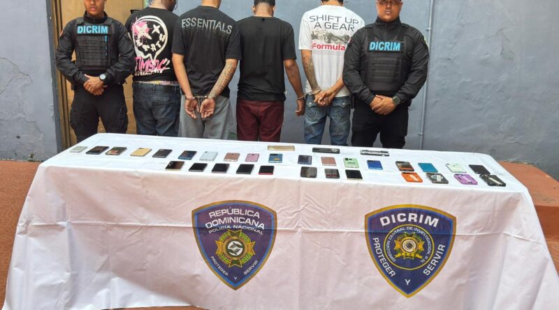 Policía desmantela estructura dedicada a comercializar celulares robados; apresa cuatro hombres y recupera 30 equipos