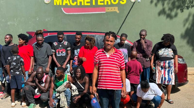Interceptan vehículo con 19 migrantes indocumentados en Santiago Rodríguez Interceptan vehículo con 19 migrantes indocumentados en Santiago Rodríguez