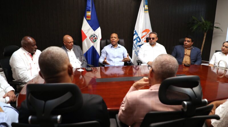 Transportistas respaldan al INTRANT, ratifican que no habrá aumento del pasaje y apoyan operativo de fiscalización en Santiago Transportistas respaldan al INTRANT, ratifican que no habrá aumento del pasaje y apoyan operativo de fiscalización en Santiago
