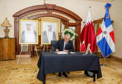Abinader firma libro de condolencias por el fallecimiento de Su Alteza el Emir Padre, Sheikh Hamad Bin Khalifa Al Thani